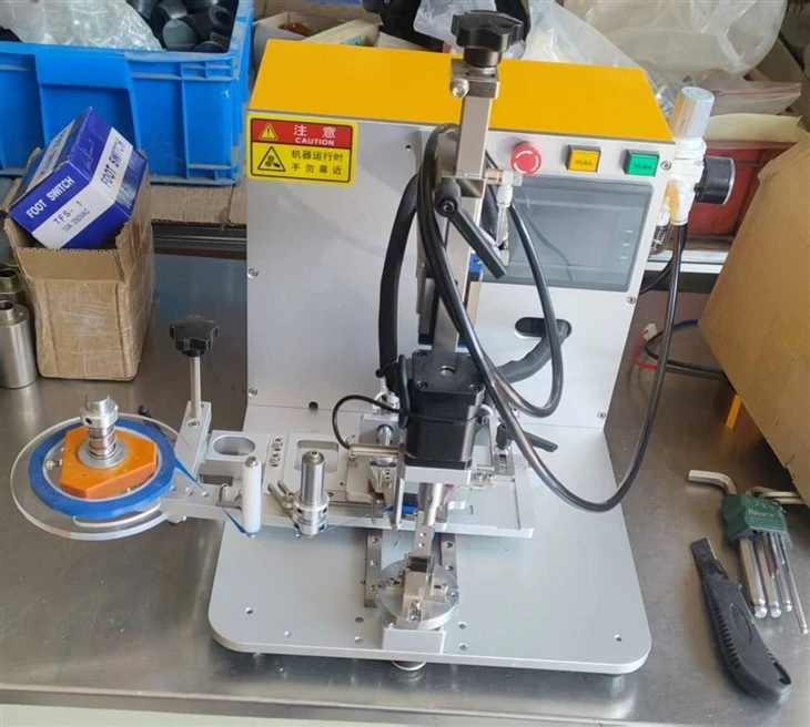 Machine de taraudage automatique à simple-pressionI